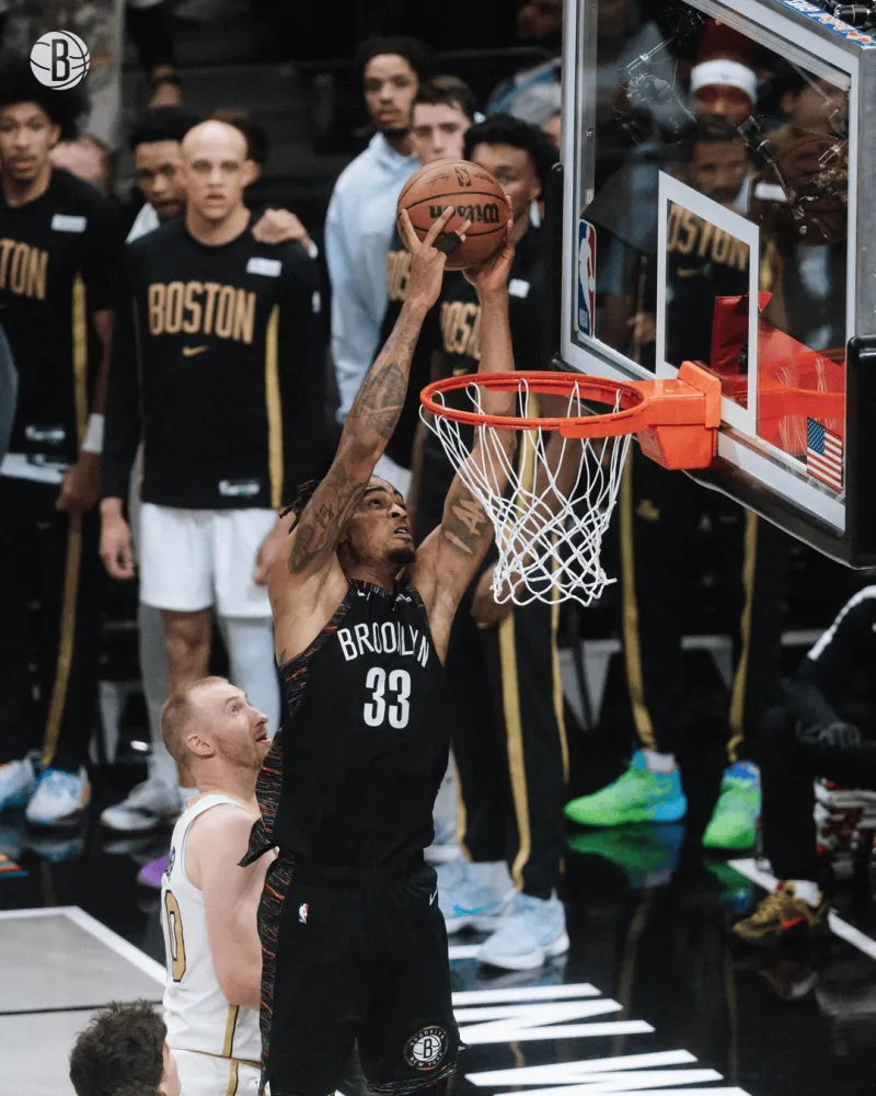 开云中国-队记：克拉克斯顿右手小指受伤，将在明天接受核磁共振检查